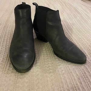 Aquatalia black ankle boots in great condition, size 7.5